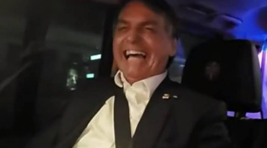 [Ao lado de criança, Jair Bolsonaro faz piadas sobre pessoas gordas e misoginia]