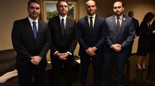 [Família Bolsonaro mantém funcionários fantasmas a custo de R$ 29,5 milhões]