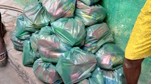 [Moradores do bairro de Coutos são  beneficiados com Cestas Básicas ]