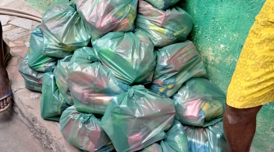 [Moradores do bairro de Coutos são  beneficiados com Cestas Básicas ]