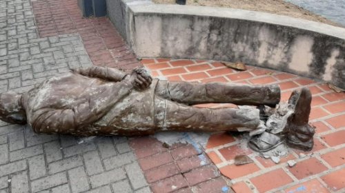 [Recife: estátua de Ariano Suassuna é alvo de vandalismo]