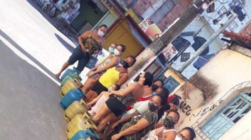 [Movimento Solidário distribui gás na Cidade Baixa]