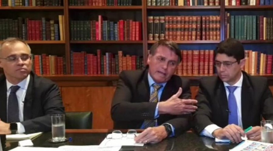 [Bolsonaro diz que dinheiro na cueca de senador não tem a ver com governo]