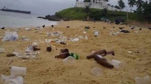 [Após aglomeração, praia na Cidade Baixa fica coberta por lixo]