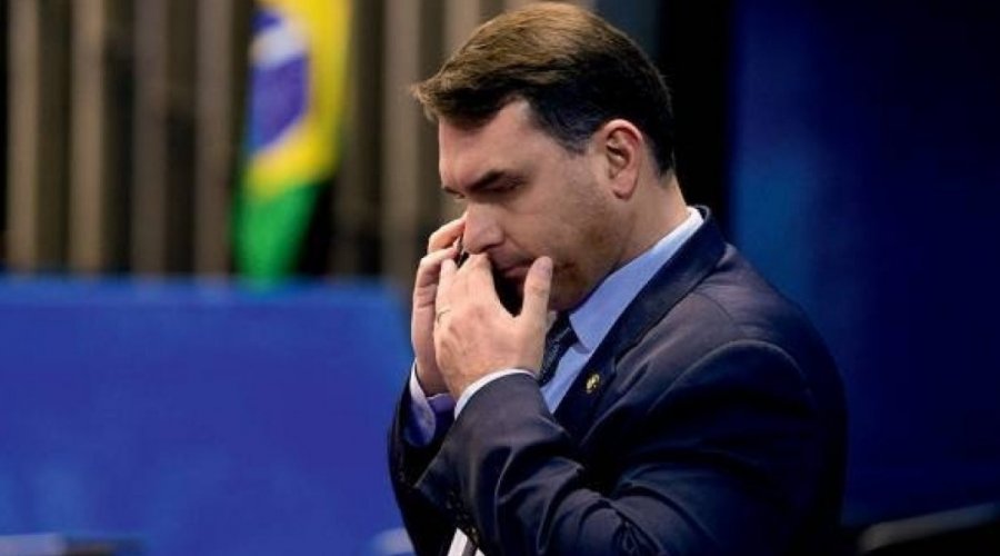 [Flávio Bolsonaro é denunciado por peculato, lavagem de dinheiro e organização criminosa]