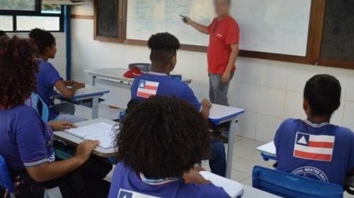 [Após anúncio, governo paga 1/3 do salário dos professores referente às férias coletivas de nov...]