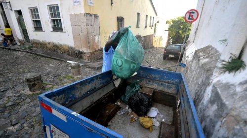 [Limpurb utiliza minicompactadores e triciclos para coleta em vias estreitas ]