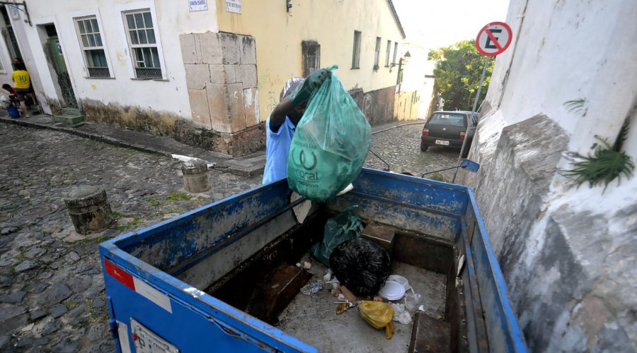 [Limpurb utiliza minicompactadores e triciclos para coleta em vias estreitas ]