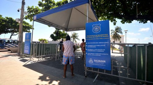 [Prefeitura controla acesso de banhistas à praia do Farol da Barra ]
