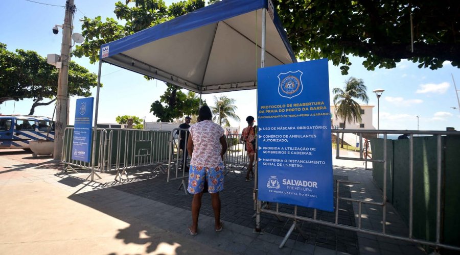 [Prefeitura controla acesso de banhistas à praia do Farol da Barra ]