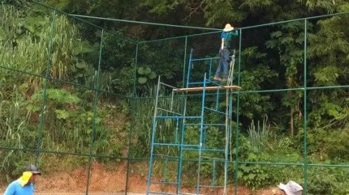[Alambrado quase prontos no Campo do Bariri em Santa Cruz]
