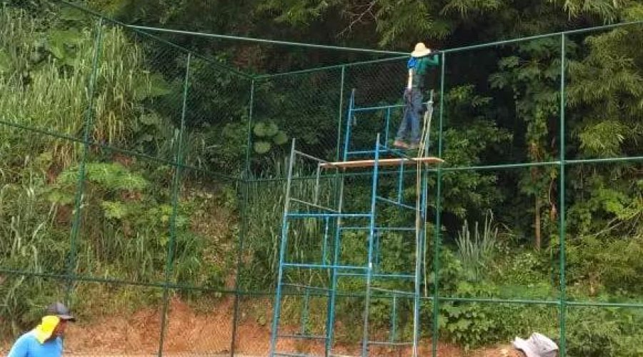[Alambrado quase prontos no Campo do Bariri em Santa Cruz]