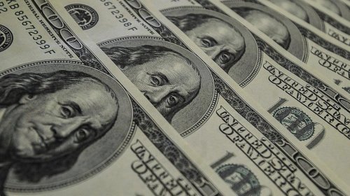 [A moeda norte-americana encerrou o dia em alta de 0,76%, vendida a R$ 5,1614. O dólar turismo...]