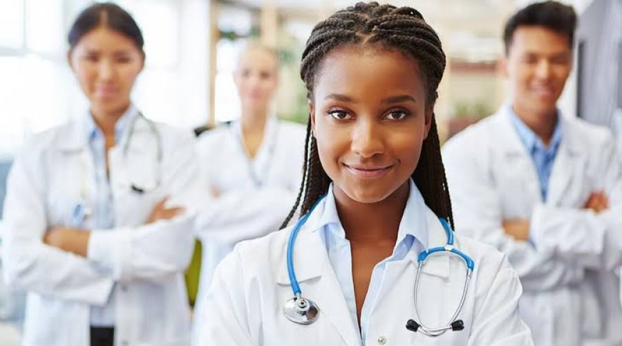 [Medicina muda e tem mais mulheres, negros e alunos de escolas públicas ]