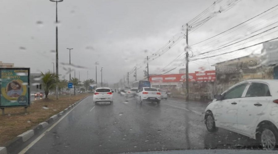 [Chuva causa transtornos e alagamentos em Salvador]