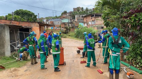 [Trabalhadores de limpeza urbana realizam mutirão de limpeza em ruas de Pernambués ]