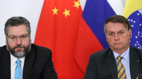 [Bolsonaro quer pedir ao presidente da China a liberação de insumos de vacinas contra Covid-19]