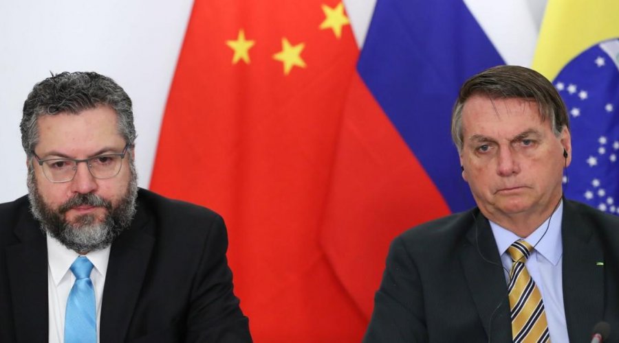 [Bolsonaro quer pedir ao presidente da China a liberação de insumos de vacinas contra Covid-19]