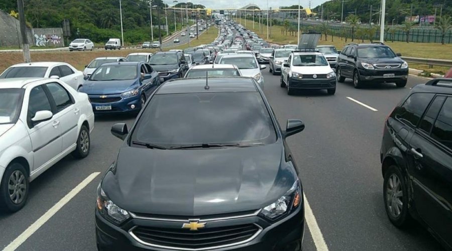 [Motoristas de aplicativo fazem manifestação e causam engarrafamentos]