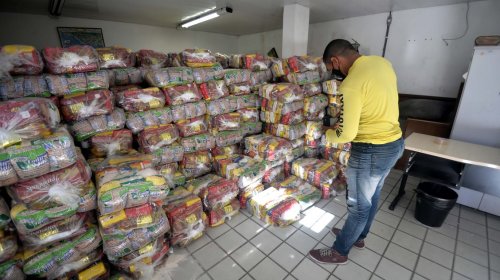 [Prefeitura entrega cestas básicas para mototaxistas]