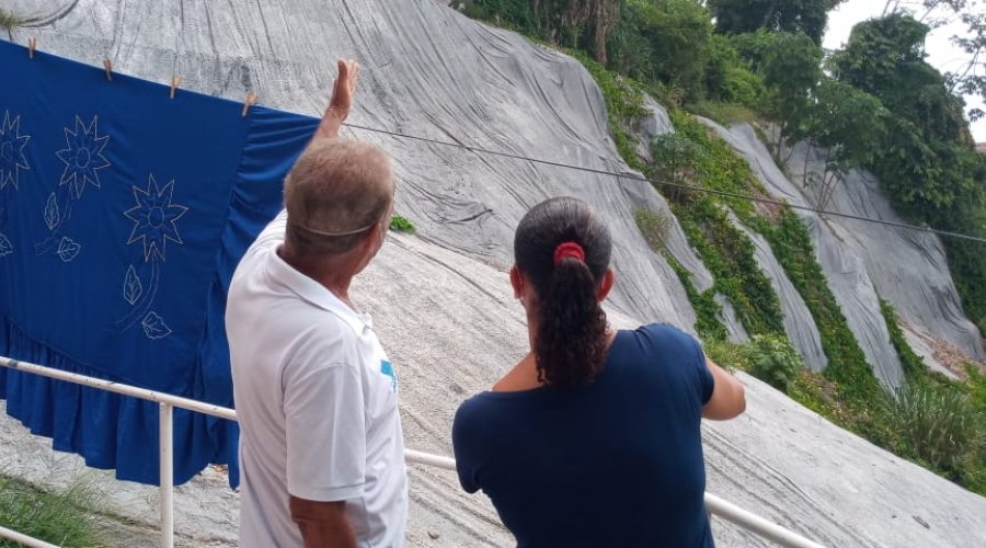 [Fiscal da Limpurb faz vistoria em Travessa em bairro de Pernambues para autorizar limpeza em geomanta]