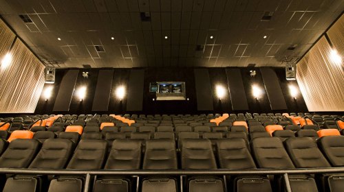 [Uma semana após liberação, prefeitura volta a proibir funcionamento de teatros e cinemas]