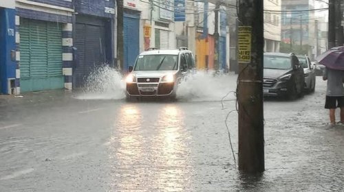 [Influência de massa de ar seco reduz chance de chuva em Salvador]