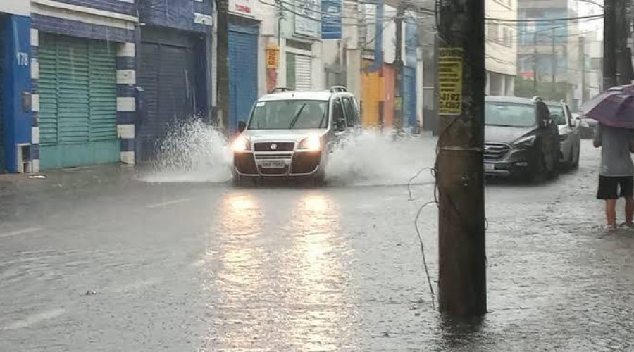 [Influência de massa de ar seco reduz chance de chuva em Salvador]