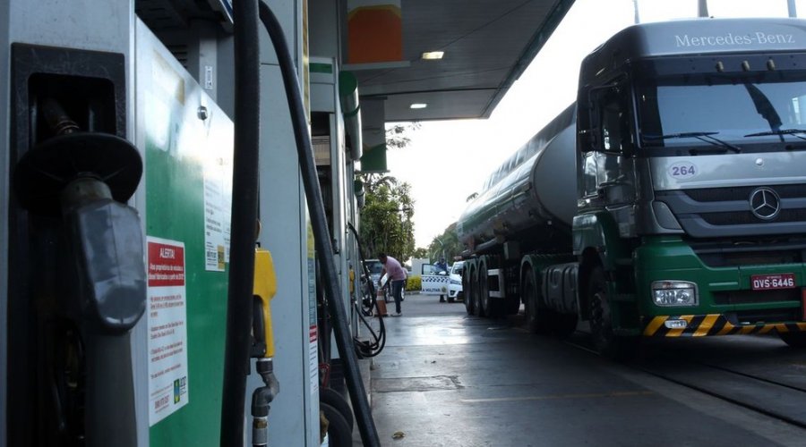 [Diesel vai subir 15,2% e gasolina terá alta de 10,2% nas refinarias na sexta]