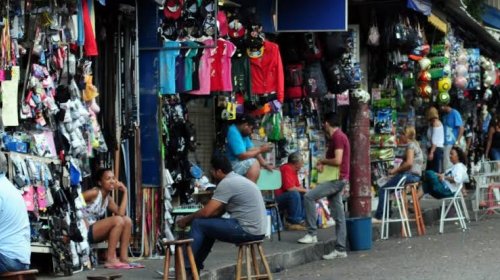 [Trabalhadores informais ficam sem auxílio emergencial após governo errar a projeção de retomad...]