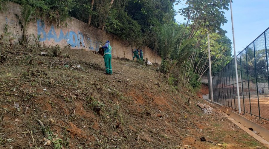 [Trabalhadores de limpeza urbana realizam mutirão de limpeza no Campo do Bariri]