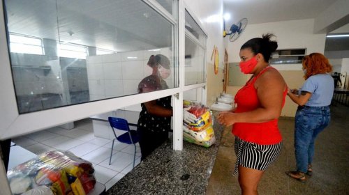 [Cestas básicas são alento para alunos da rede municipal durante pandemia]