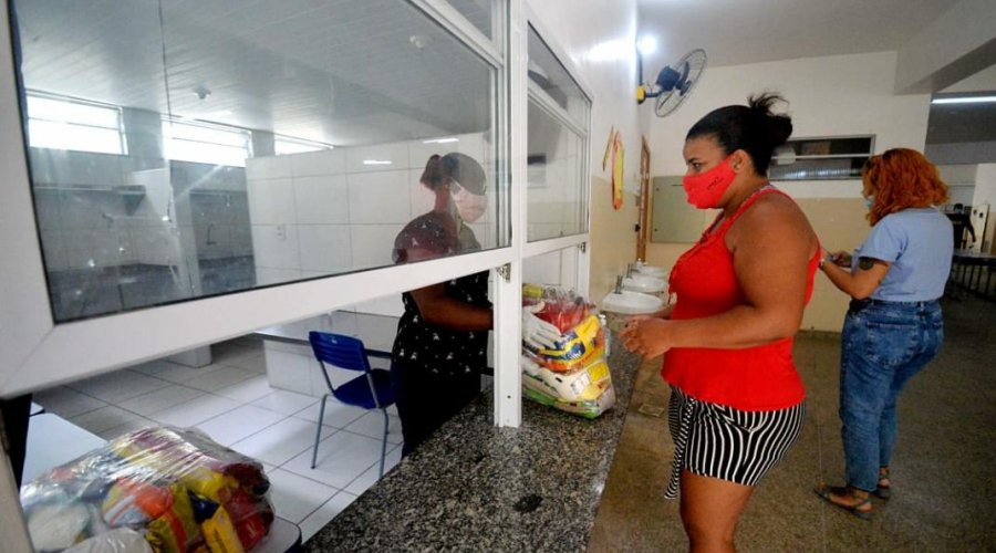 [Cestas básicas são alento para alunos da rede municipal durante pandemia]