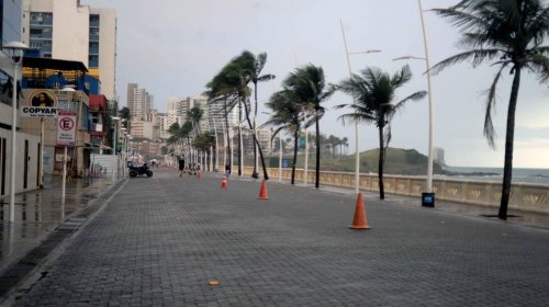 [Trecho da Avenida Oceânica na Barra continuará interditado todos os dias por causa das medidas...]