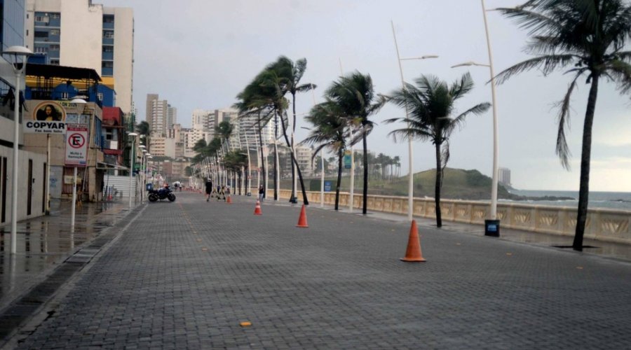 [Trecho da Avenida Oceânica na Barra continuará interditado todos os dias por causa das medidas restritivas]