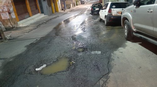 [Vazamento de água limpa abre cratera em rua principal de Pernambués]