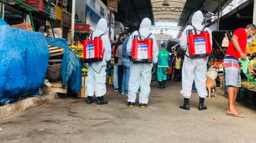 [Covid: trabalhadores de limpeza urbana intensificam limpeza de mercados municipais e feiras ]