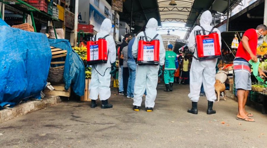 [Covid: trabalhadores de limpeza urbana intensificam limpeza de mercados municipais e feiras ]