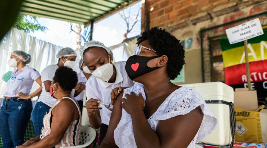 [Comunidades quilombolas recebem primeira dose da vacina contra a Covid-19 ]