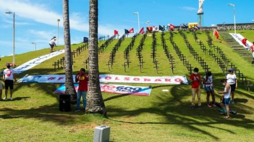 [Vida, pão, vacina e educação: manifestantes fincam cruzes no Cristo da Barra em homenagem às v...]