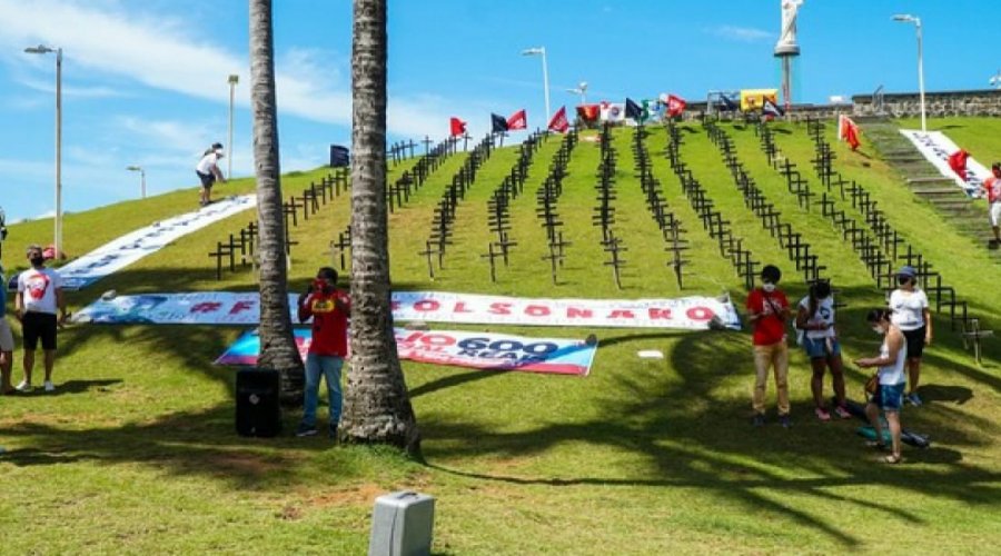 [Vida, pão, vacina e educação: manifestantes fincam cruzes no Cristo da Barra em homenagem às vítimas da Covid-19]
