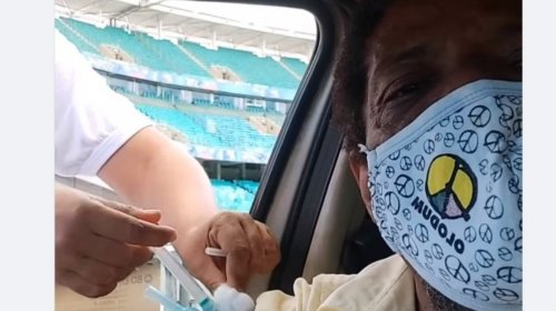 [Cantor Lazinho do Olodum recebe primeira dose da vacina contra Covid-19]