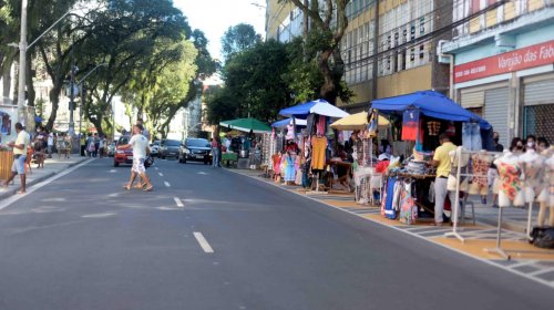 [Confira como funciona comércio e serviços neste fim de semana]