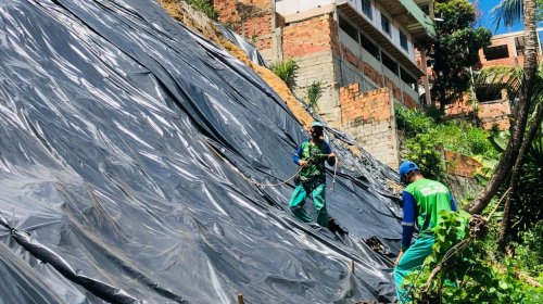 [Trabalhadores de limpeza urbana reforçam instalação de lonas em áreas de risco]