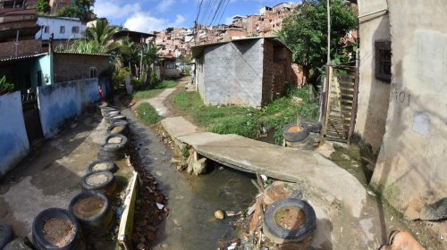 [Ligações clandestinas de esgotos aumentam riscos de alagamentos]