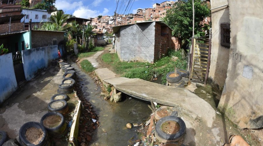 [Ligações clandestinas de esgotos aumentam riscos de alagamentos]