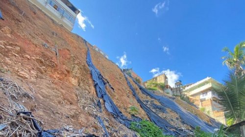 [Segue chovendo em Salvador nesta sexta-feira e riscos de deslizamentos de terra são reais, seg...]