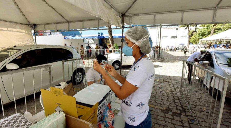 [Prefeitura inicia vacinação de novos públicos contra Covid-19 neste sábado (17)  ]