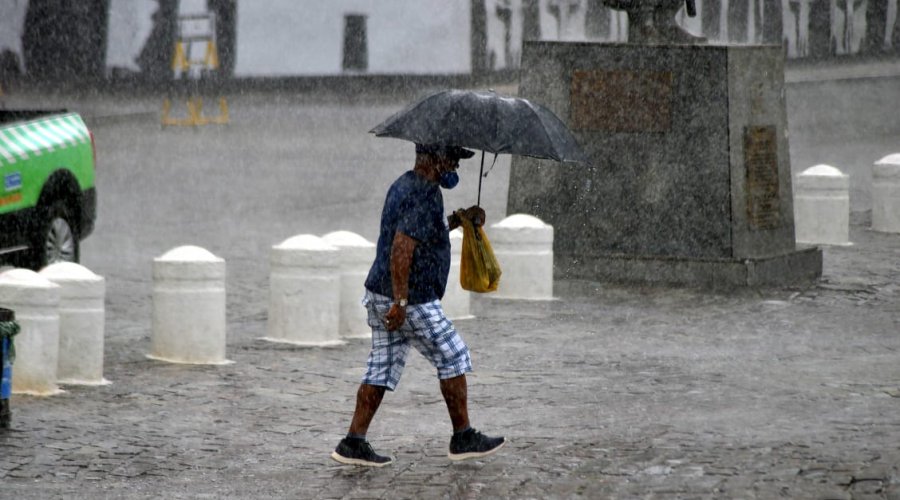 [Final de semana terá céu nublado e chuvas fracas e isoladas]