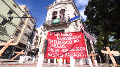 [MST bloqueia estradas e realiza ato internacional em memória dos 25 anos de Eldorado dos Caraj...]